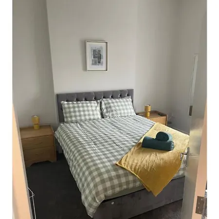 Spacious 5 Bedroom In The Heart Of Apartment *