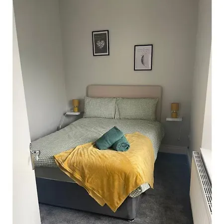 Spacious 5 Bedroom In The Heart Of Apartment *